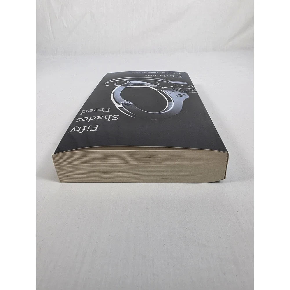 Fifty Shades Freed E L James Romance Novel Softcover NY Times Bestseller‎ Book